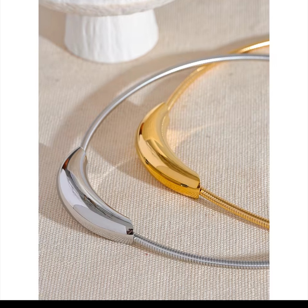 Polished Silver Curved Pendant Choker Necklace - Picture 4 of 4
